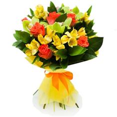 Bouquet of orange roses with yellow  alstromeria